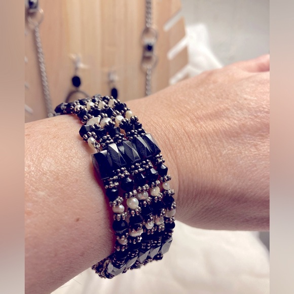 *3 for $20* Silver-Toned Drop Earrings w/Faceted Necklaces & Pins. - Picture 5 of 9